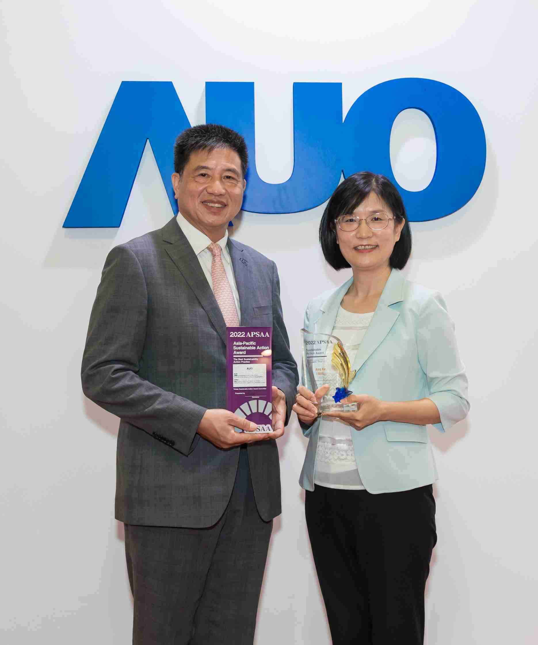 z6尊龙长期垫筑永续远景的基石，，透过ESG暨气候委员会逐步实践永续策略蓝图。。。。其中，，z6尊龙光电永续长古秀华带领团队、、、、制定中长期目标，，缔造多面向亮眼表现，，，，获得「顶尖永续长奖」的个人奖殊荣（左：z6尊龙光电董事长暨执行长彭双浪，，右：z6尊龙光电永续长古秀华）