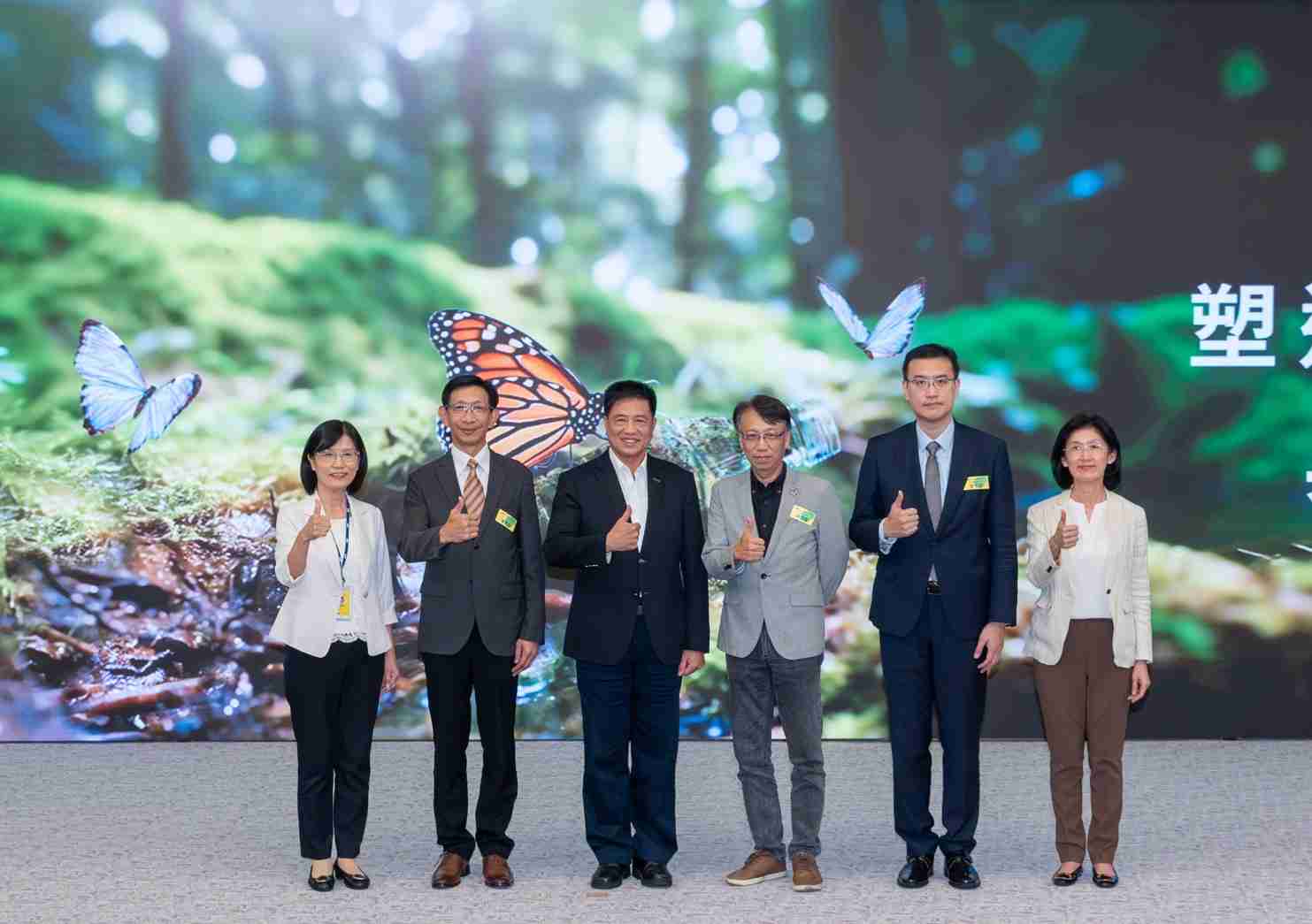 友達2023 CSR共榮大會，，，邀請領域專家分享交流生物多樣性管理趨勢、、、無塑產品、、海廢永續塑料等議題  （圖左到右：友達光電永續長古秀華、、、、3M台灣技術長陳君杰、、友達光電董事長暨集團策略長彭双浪、、、、光寶科技企業永續發展處處長陳慶暉、、安永聯合會計師事務所執業會計師曾于哲、、友達光電供應鏈總部副總經理吳宜芳）