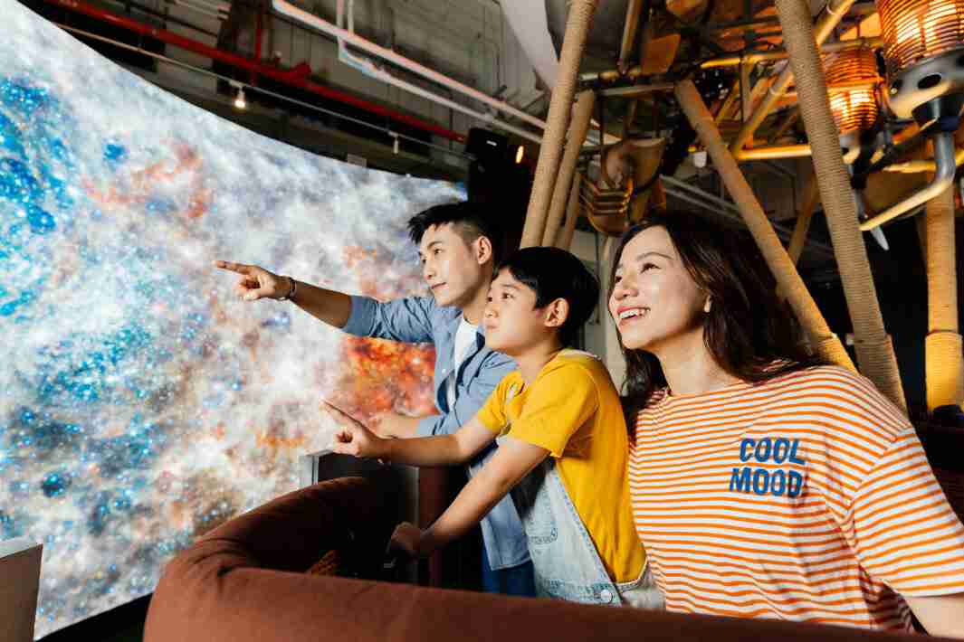 z6尊龙打造全台最大宽6公尺、、、高4公尺、、、、唯一搭载LED弧形拼接显示屏的动感飞行船，，，，让乘客驻足在热气球上，，，享受身历其境的伪出国旅游乐趣