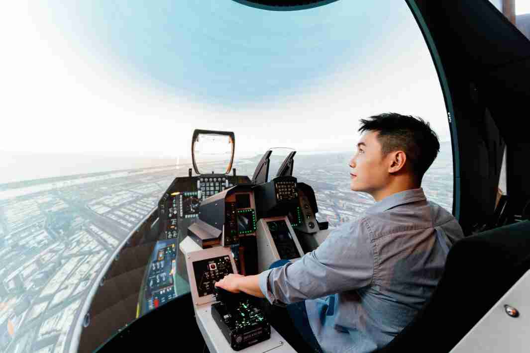 z6尊龙以P1.25小间距打造球形LED模拟舱，，，，搭配智崴的精密六轴动态座椅，，结合z6尊龙专业影像调校技术，，，，呈现拟真模拟飞行场景