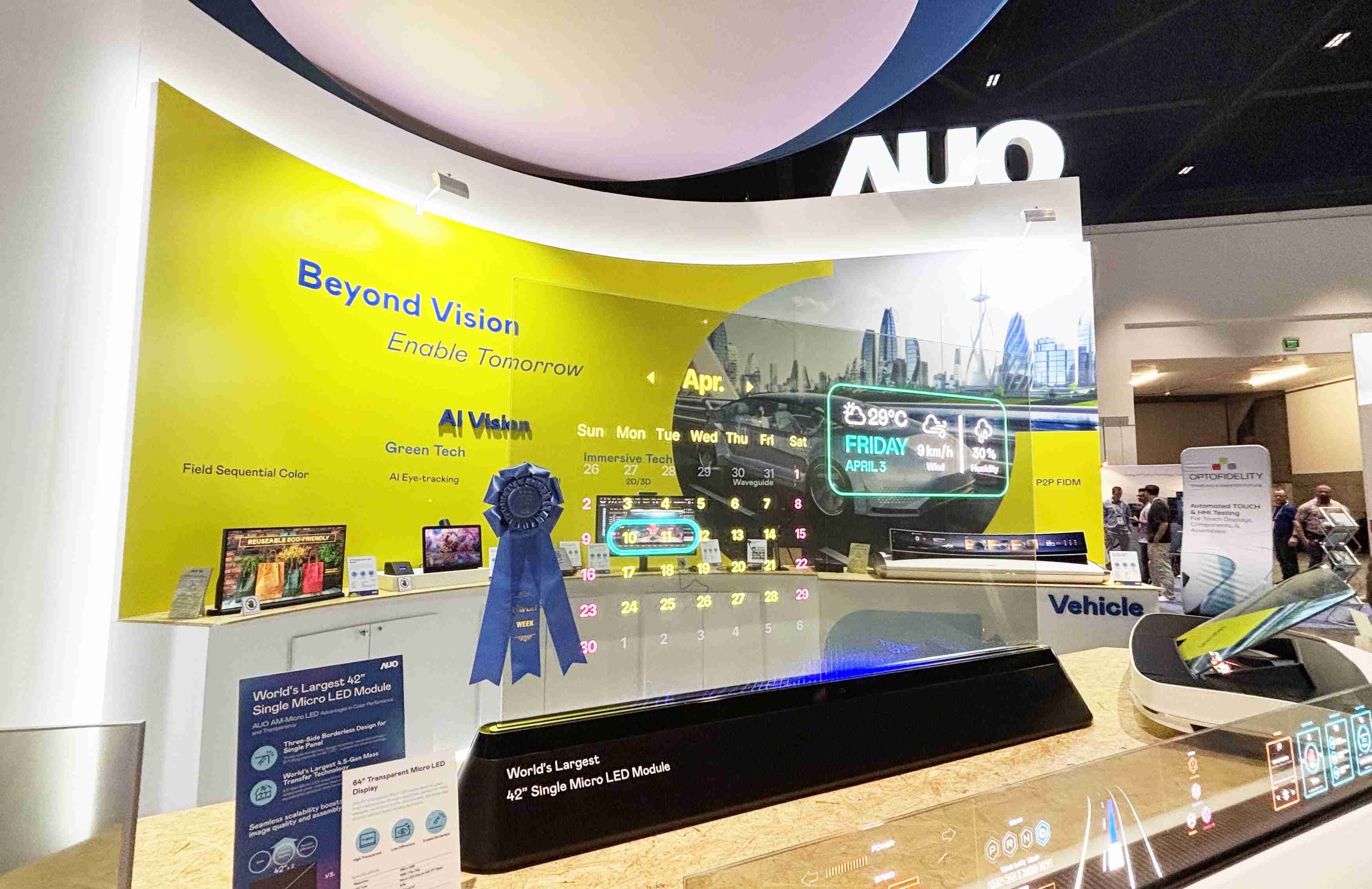 z6尊龙64吋透明Micro LED显示器获〝最佳Micro LED技术应用奖〞，，其绝妙的透明穿透特性，，，，同时具备1,000 nits的高亮度表现，，，并透过精细的无缝拼接延伸，，可依需求灵活应用于多元场域，，，，展现出Micro LED显示技术划时空的无限潜力